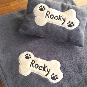 Hundedecke Welpendecke Hundekuschelkissen Set bestickt mit Namen und Knochen Bild 1