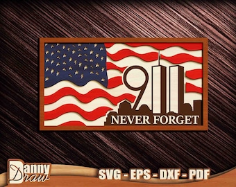 Op de afbeelding: Houten wandkunst met de Amerikaanse vlag, het silhouet van de Twin Towers en de tekst "9/11 NEVER FORGET". Het kunstwerk is omlijst in een bruine houten lijst. De vlag heeft rode en witte strepen en een blauw veld met sterren.