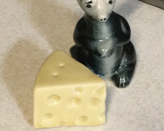 Mouse and Cheese Salt and Pepper