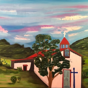 Puede incluir: Una pintura de una pequeña iglesia blanca con un techo rojo y una cruz en la cima. La iglesia está rodeada de colinas verdes y un gran árbol. El cielo es azul con nubes rosadas.