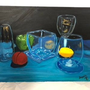 Puede incluir: Una pintura de bodegón que representa una mesa azul con un pimiento verde, una bola roja y cuatro recipientes de vidrio. Los recipientes son transparentes y reflejan los objetos que los rodean. La pintura está firmada "Bogadito M."