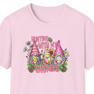 Gnome Jagd T-Shirt, lustiges Geschenk für Gnome Liebhaber, Unisex Grafik T-Shirt, Gartenarbeit Shirt, saisonale Kleidung, Outdoor Abenteuer Kleidung
