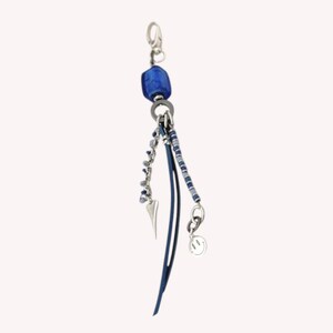 Clip para bolso con dije azul bohemio: llavero de cuentas hecho a mano con detalles de cuero y plata