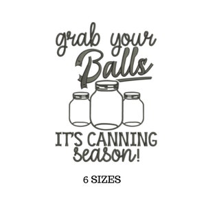 K&ouml;nnte beinhalten: Ein schwarzes und wei&szlig;es Stickmuster mit dem Text "grab your Balls it's canning season!" und drei Einmachgl&auml;sern darunter. Der Text "6 SIZES" befindet sich unterhalb des Musters.