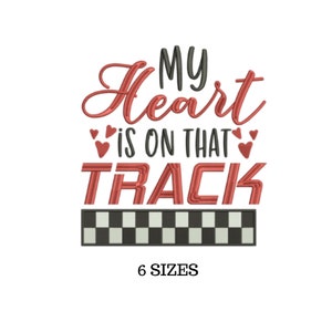 Pode incluir: Design de bordado vermelho e preto com o texto "My Heart is on That Track" e uma bandeira quadriculada. O design est&aacute; dispon&iacute;vel em 6 tamanhos.