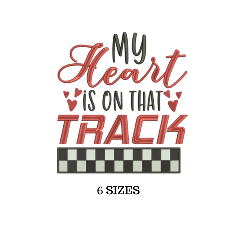 Pode incluir: Design de bordado vermelho e preto com o texto "My Heart is on That Track" e uma bandeira quadriculada. O design est&aacute; dispon&iacute;vel em 6 tamanhos.