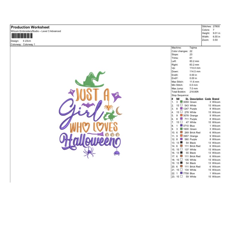Op de afbeelding: Borduurontwerp met de tekst "Just a Girl Who Loves Halloween" in paars, groen, oranje en wit. Het ontwerp bevat een heksenhoed, vleermuizen, een spin, een halve maan, een bezem en pompoenen.