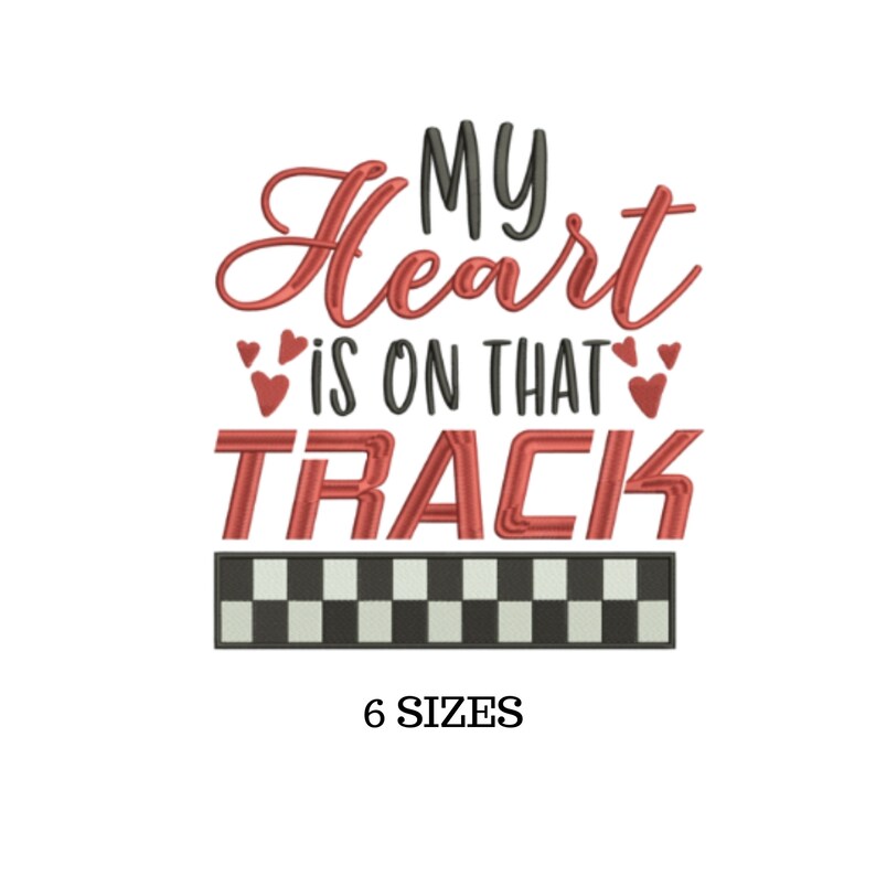 Pode incluir: Design de bordado vermelho e preto com o texto "My Heart is on That Track" e uma bandeira quadriculada. O design est&aacute; dispon&iacute;vel em 6 tamanhos.