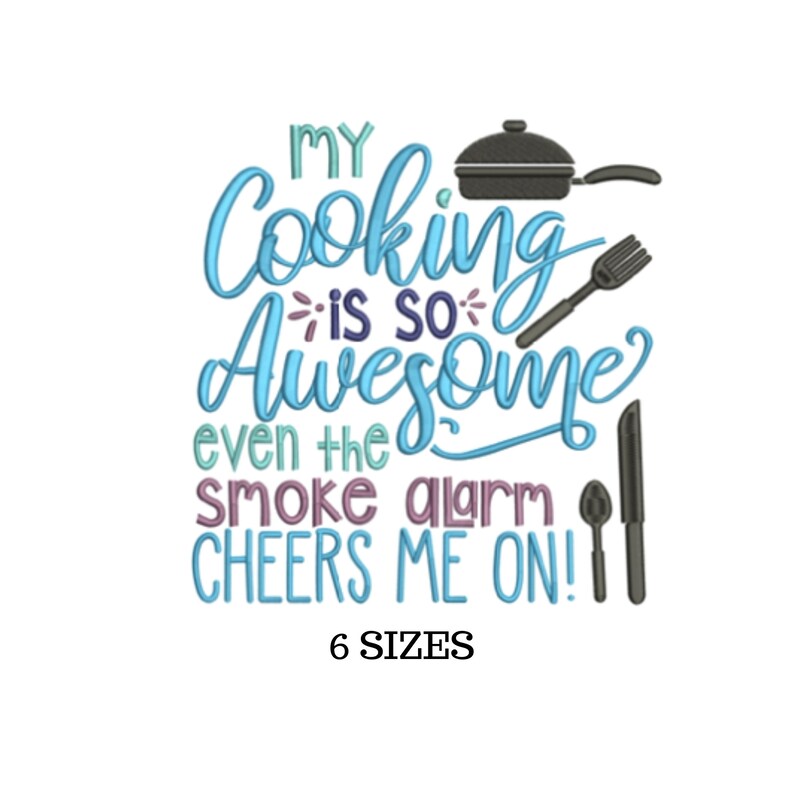 Puede incluir: Dise&ntilde;o bordado con el texto "My cooking is so awesome even the smoke alarm cheers me on!" en texto azul, morado y verde. El dise&ntilde;o incluye una sart&eacute;n, un tenedor, un cuchillo y una cuchara.