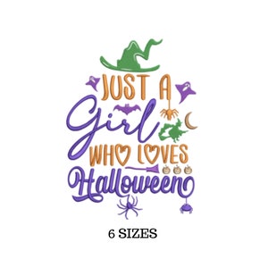 Op de afbeelding: Borduurwerk in paars en oranje met een heksenhoed, vleermuizen, een spin, een halve maan, een bezem en pompoenen. De tekst luidt "Just a girl who loves Halloween".