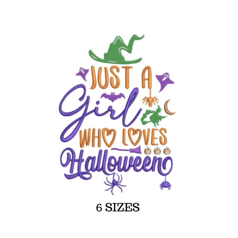 Op de afbeelding: Borduurwerk in paars en oranje met een heksenhoed, vleermuizen, een spin, een halve maan, een bezem en pompoenen. De tekst luidt "Just a girl who loves Halloween".