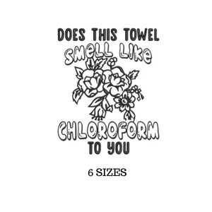 Puede incluir: Gr&aacute;fico blanco con el texto "DOES THIS TOWEL SMELL LIKE CHLOROFORM TO YOU" y "6 SIZES". Un dise&ntilde;o floral est&aacute; entre el texto. El texto y el dise&ntilde;o floral son de color negro.