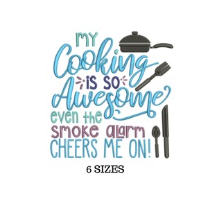Puede incluir: Dise&ntilde;o bordado con el texto "My cooking is so awesome even the smoke alarm cheers me on!" en texto azul, morado y verde. El dise&ntilde;o incluye una sart&eacute;n negra, un tenedor, un cuchillo y una cuchara.