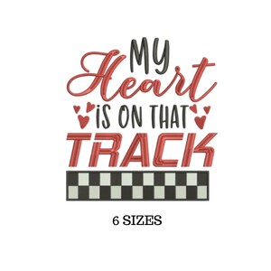 Pode incluir: Design de bordado vermelho e preto com o texto "My Heart is on That Track" e uma bandeira quadriculada. O design est&aacute; dispon&iacute;vel em 6 tamanhos.