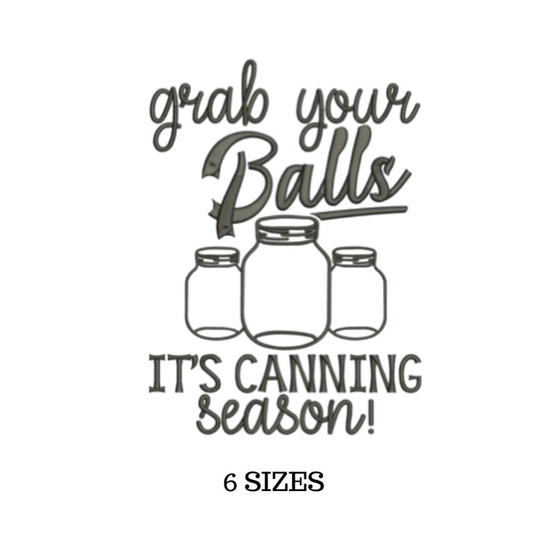 K&ouml;nnte beinhalten: Ein schwarzes und wei&szlig;es Stickmuster mit dem Text "grab your Balls it's canning season!" und drei Einmachgl&auml;sern darunter. Der Text "6 SIZES" befindet sich unterhalb des Musters.