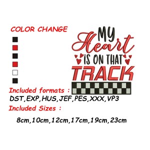 Pode incluir: Design de bordado vermelho e branco com o texto "My Heart is on That Track" e uma bandeira xadrez. O design est&aacute; dispon&iacute;vel em v&aacute;rios tamanhos e formatos, incluindo DST, EXP, HUS, JEF, PES, XXX e VP3.