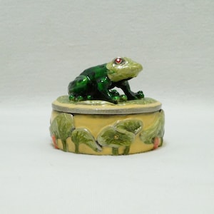 Round Trinket Box with Frog on Lid Pewter