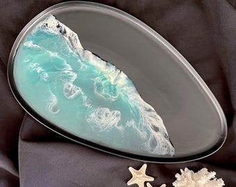 Plat en résine sur galets noirs - Turquoise scintillante et vagues blanches