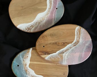 Lames d'acacia galets en résine - océan, lavande et vagues roses scintillantes (35 cm)