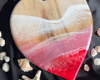Planche de service en forme de cœur en résine - Rose pâle avec laçage blanc sur bois de camphre