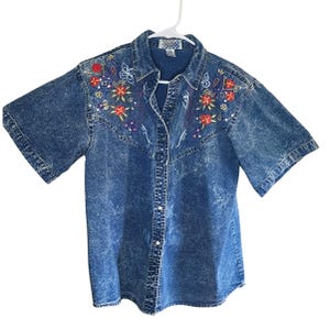 VINTAGE Pretty Bleu Denim Embroidered button up shirt Small