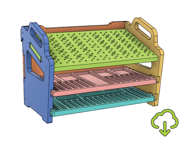 Pode incluir: Um organizador de armazenamento de madeira de tr&ecirc;s n&iacute;veis com uma parte superior de placa de pinos verde, uma bandeja rosa com compartimentos e uma bandeja azul com ranhuras. O organizador tem um painel lateral azul e uma al&ccedil;a amarela.