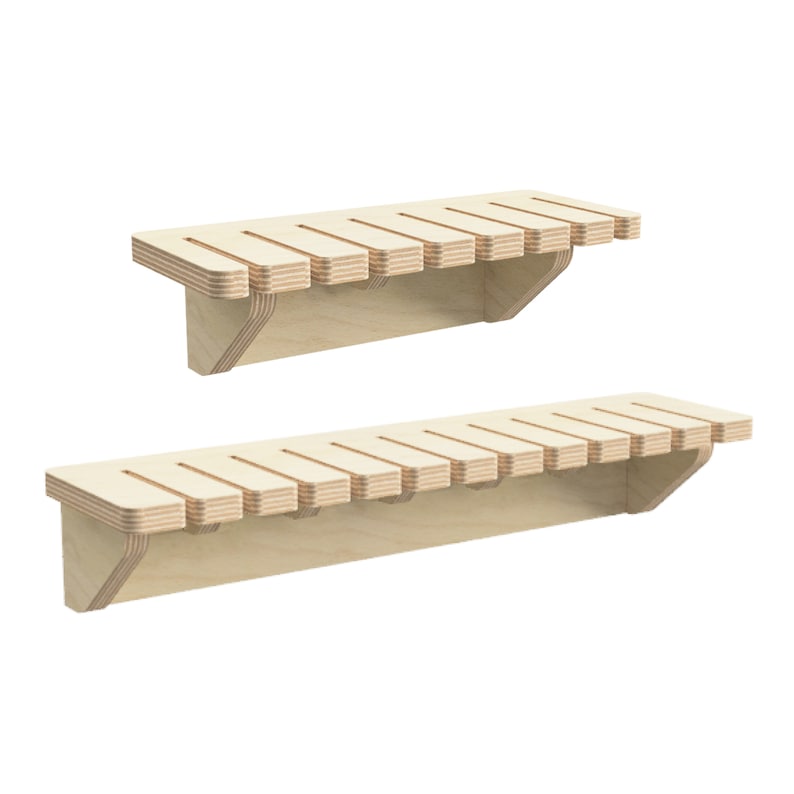 Puede incluir: Dos estantes de madera con ranuras para almacenamiento. Los estantes son de madera clara y tienen un dise&ntilde;o sencillo.