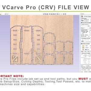 Op de afbeelding: Een computerscherm dat een houtbewerkingsontwerpprogramma genaamd VCarve Pro weergeeft. Het programma toont een ontwerp voor een houten plank met meerdere compartimenten. Het scherm toont ook de instellingen en opties van het programma.