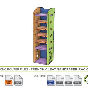 Op de afbeelding: Een 3D-model van een Frans klemrail-schuurpapierrek. Het rek is gemaakt van hout en heeft vijf planken. Het model is weergegeven in een lichtgroen, blauw en oranje kleurenschema. De afbeelding bevat de tekst "CNC ROUTER FILES - FRENCH CLEAT SANDPAPER RACK".