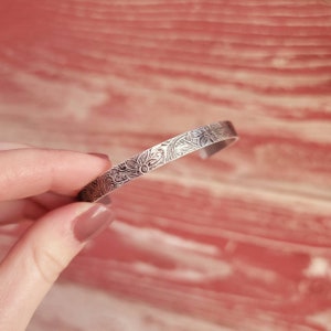 Tarnished Paisley Floral Print Silver Bracelet - Country & Western Style