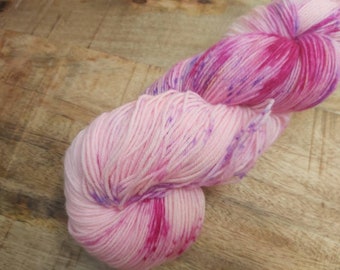 hand geverfde sokkenwol. Tour de fleece kleur "blommen foar de winner"