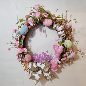 Guirlanda de ovos de Páscoa com lantejoulas: coelho de pelúcia, trepadeiras florais, placa de feliz Páscoa