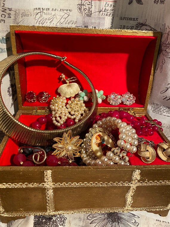 Vintage Music Box Grandmas Drawer Costume Jewelry Lot Gem