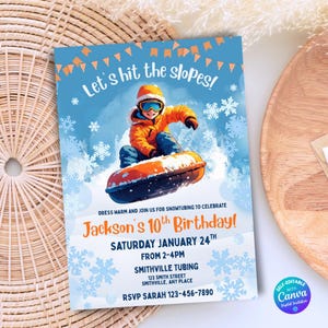 Könnte beinhalten: Eine blaue Einladung mit dem Text "Let's hit the slopes!" zeigt eine Cartoon-Illustration eines Kindes beim Snowtubing. Die Einladung ist für Jacksons 10. Geburtstag, mit Veranstaltungsdetails wie Datum, Uhrzeit und Ort.