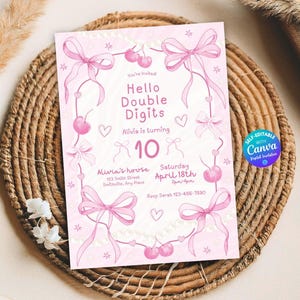 Könnte beinhalten: Rosa Geburtstagseinladung mit dem Text "Hello Double Digits" und "Alivia wird 10". Die Einladung zeigt rosa Schleifen, Kirschen und Herzen. Die Einladung befindet sich auf einem gewebten Hintergrund.