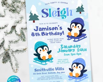 Könnte beinhalten: Hellblaue Geburtstagseinladung mit dem Wort "Sleigh" in großen blauen Buchstaben. Die Einladung zeigt Cartoon-Pinguine auf Schlitten, Schneeflocken und den Text "Jamison's 8th Birthday!" sowie Details zur Veranstaltung.