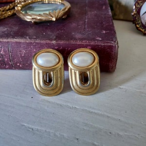 Agatha Paris Vintage-Ohrclips aus goldfarbenem Metall und weiß/beiger Perle