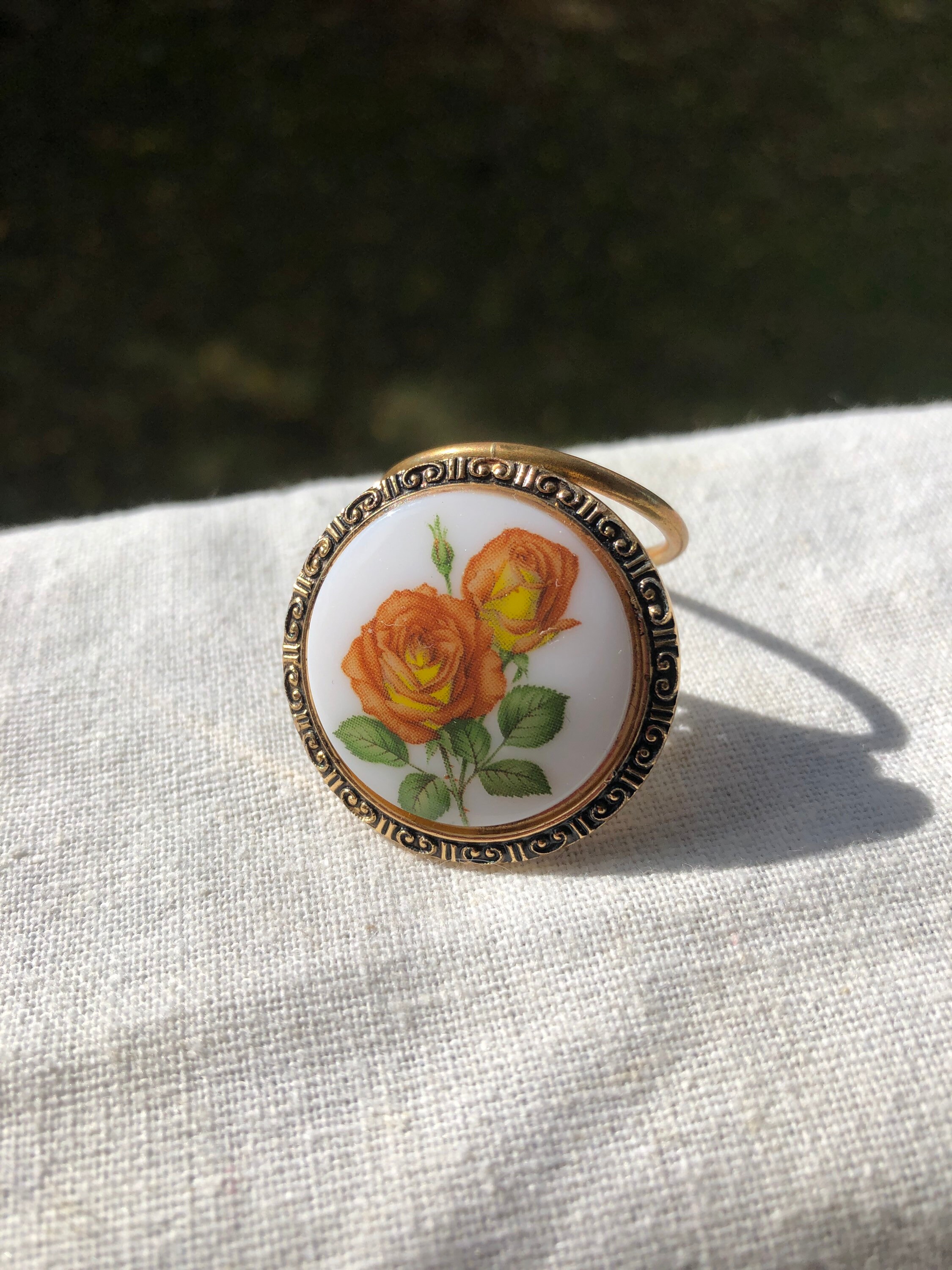 Pince à Foulard Dorée Avec Cabochon Vert Signé RG - Occasion, Très Bon état