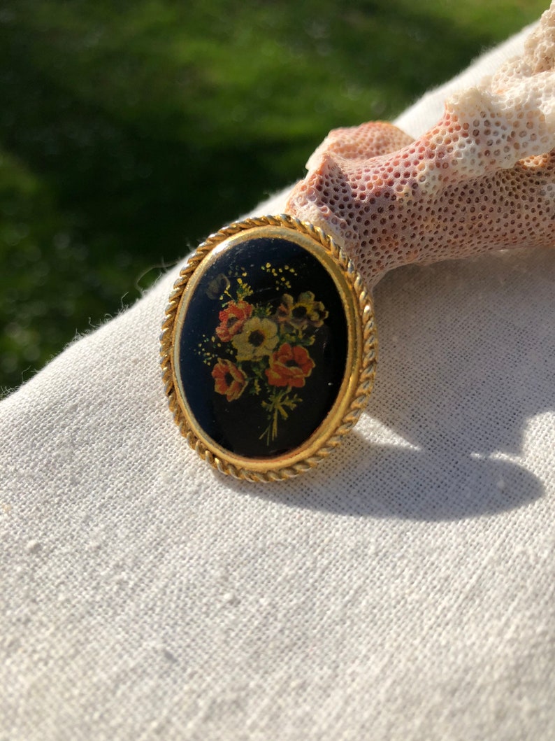 Broche vintage métal doré ovale cabochon en resine motif fleuris image 1