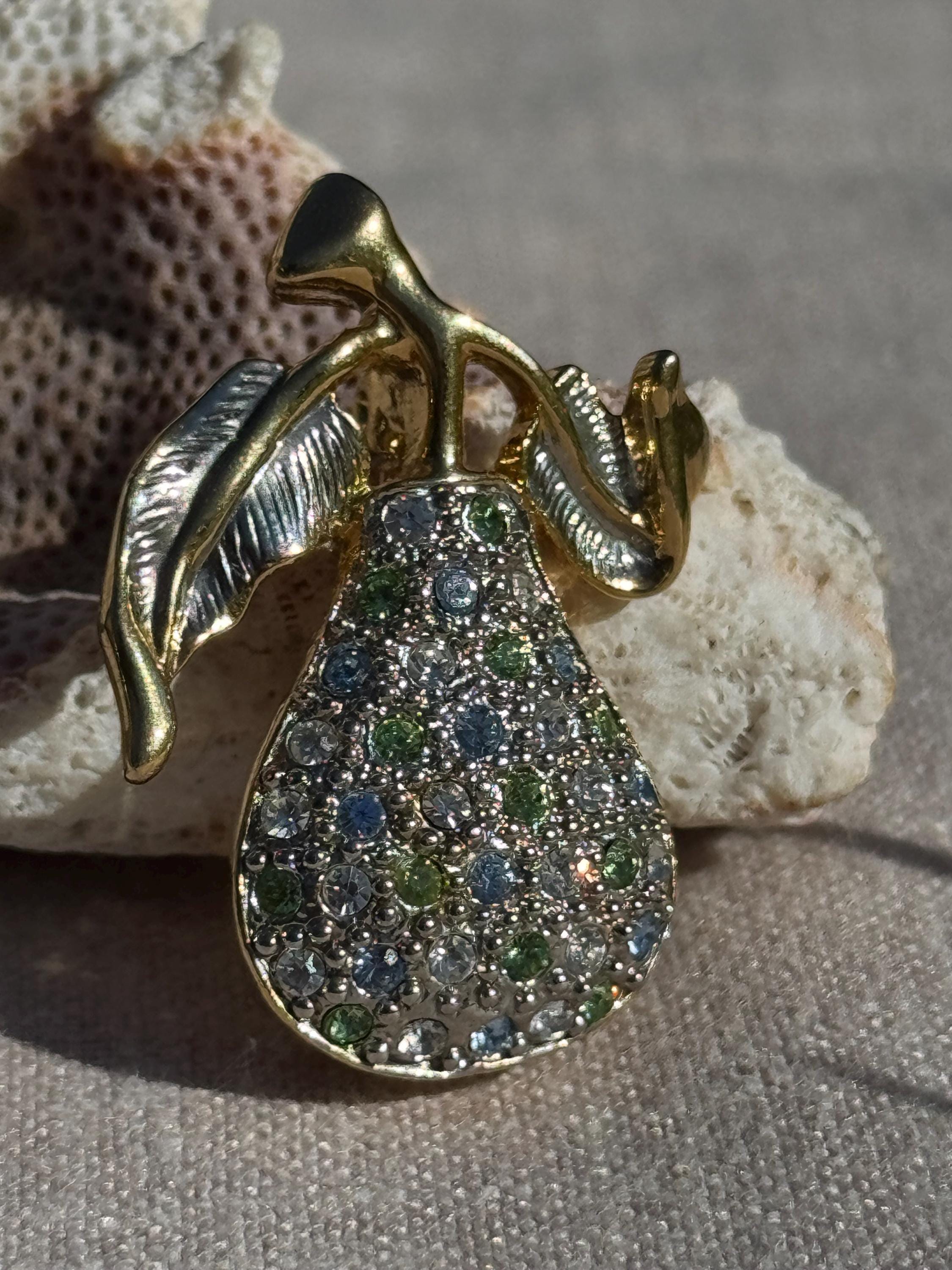 Petite broche dorée Sérélis, élégance et chance