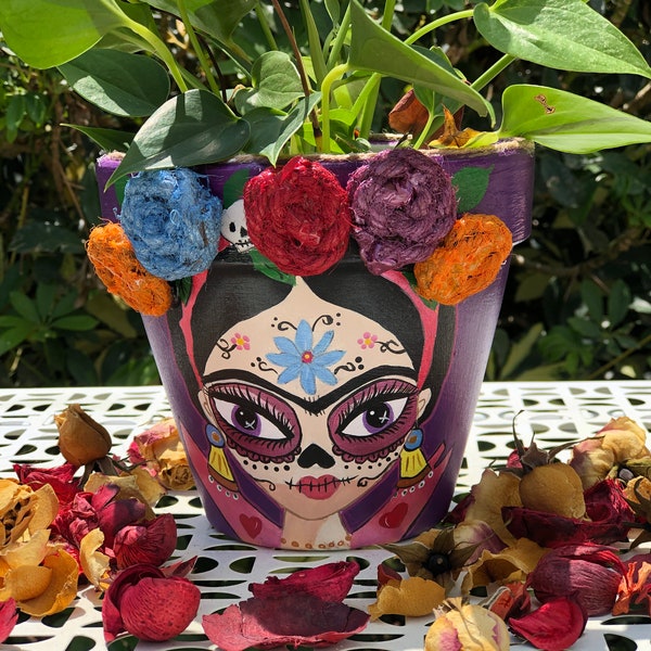 Maceta pintada a mano calavera mexicana de Frida Kahlo | Día de muertos