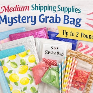 Peut inclure: Un assortiment de fournitures d'expédition, comprenant des enveloppes à bulles et des sachets en papier cristal. L'image présente diverses couleurs et motifs, avec le texte "Medium Shipping Supplies Mystery Grab Bag" et "Up to 2 Pounds!" (environ 0,9 kg).