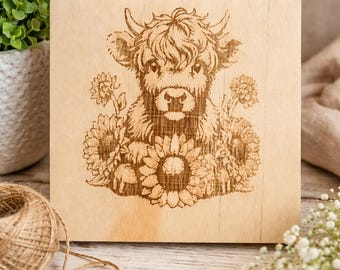 ハイランド牛の木製ウォールアート、レーザー彫刻の農家風装飾、素朴な花柄の牛の看板