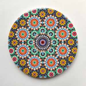 Posavasos de cerámica marroquí con elegantes y coloridos diseños, mosaicos geométricos con base de corcho y detalles intrincados.