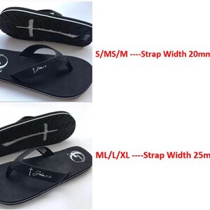 Op de afbeelding: Twee paar zwarte slippers met een wit kruisontwerp en de tekst "Johannes 3:16". Het bovenste paar heeft een bandbreedte van 20 mm en het onderste paar heeft een bandbreedte van 25 mm.