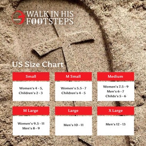 Op de afbeelding: Een Amerikaanse schoenmaattabel, met een rood kruis op de achtergrond. De tabel toont maten voor kleine, middelgrote, grote en extra grote schoenen, met aparte maten voor vrouwen, mannen en kinderen.