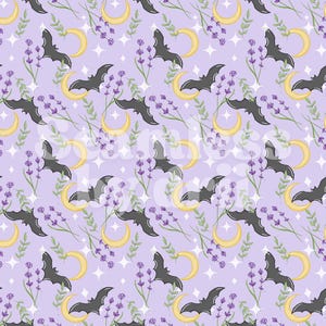 Puede incluir: Patrón repetitivo sobre un fondo lila claro con murciélagos negros, lunas crecientes amarillas, ramitas de lavanda con flores moradas, hojas verdes y formas de estrellas blancas. El diseño tiene un tema caprichoso inspirado en Halloween.