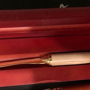 Juego de bolígrafo, con opción de los siguientes bolígrafos o abresobres, palisandro o arce, grabado láser *Bolígrafo de palisandro* Acabado piano, caja de bolígrafo,