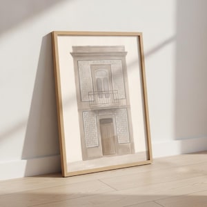 Peut inclure: Une impression d'art encadrée représentant une illustration architecturale beige et brune d'une façade de bâtiment avec un balcon central, une porte unique et des motifs de carreaux géométriques complexes autour des sections.