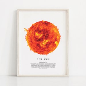Puede incluir: Un póster imprimible con una imagen de primer plano del sol, una gran estrella naranja y amarilla brillante. El texto "THE SUN" y "ENERGY FOR LIFE" está impreso debajo de la imagen. El texto explica que el sol es la estrella en el centro del sistema solar y es una esfera casi perfecta que irradia energía principalmente como luz y radiación infrarroja. Es, con mucho, la fuente de energía más importante para la vida en la Tierra. Su diámetro es de aproximadamente 1,39 millones de kilómetros (865 000 millas), o 109 veces el de la Tierra, y está compuesto por aproximadamente 333 000 veces la masa de la Tierra.